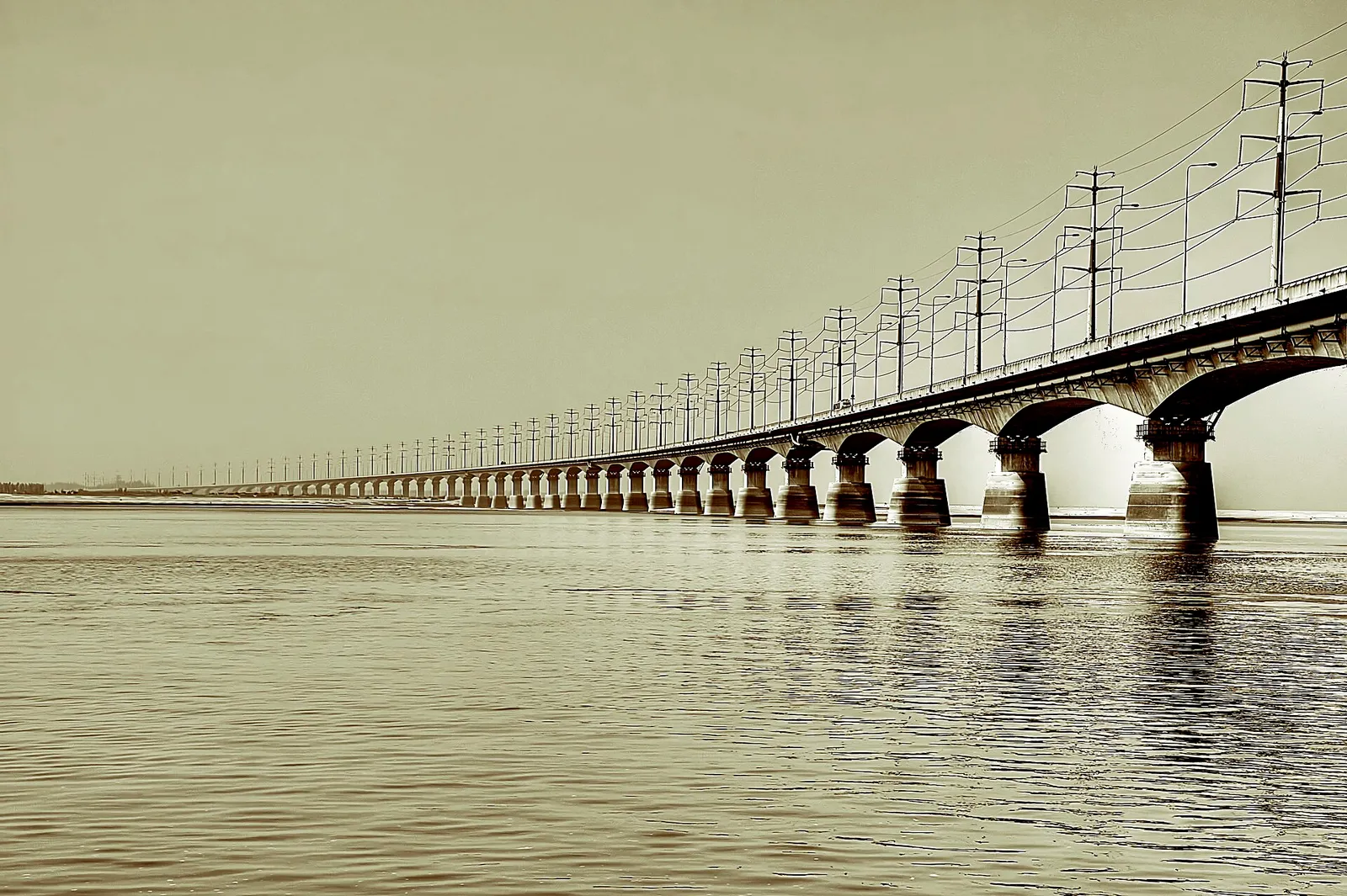 যমুনার পানি কমতেই কাজীপুরে ভাঙন, সরানো হচ্ছে ঘরবাড়ি