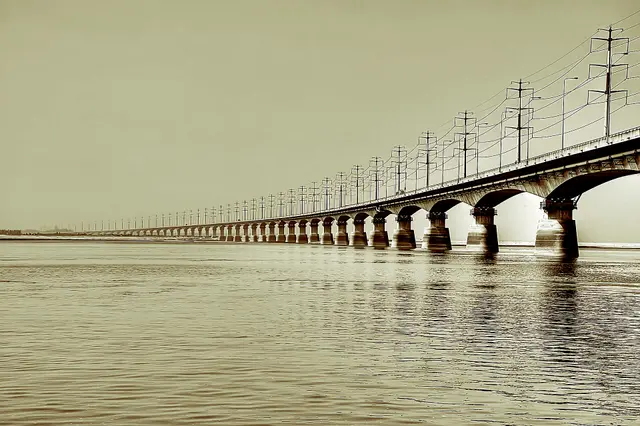 যমুনার পানি কমতেই কাজীপুরে ভাঙন, সরানো হচ্ছে ঘরবাড়ি